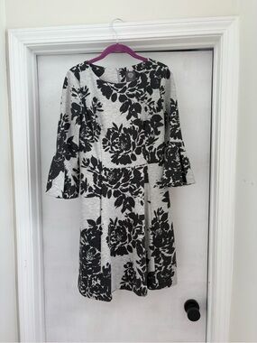 Vince Camuto Black Floral Midi Dress on Light Gray